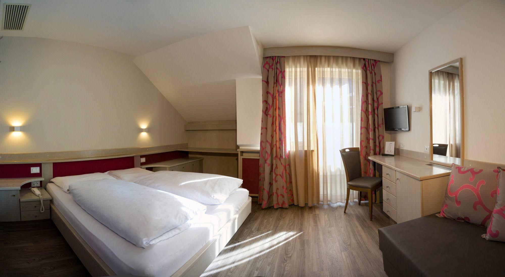 Hotel Ideal Park 4*